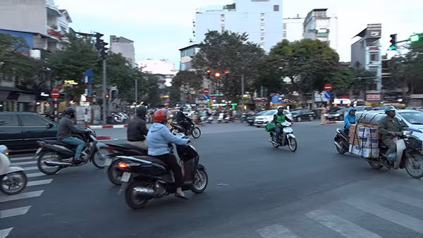 ... và khi không có mặt lực lượng CSGT.