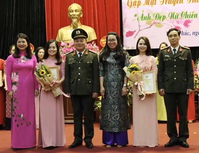 Ban Tổ chức trao 2 giải nhất có tác phẩm xuất sắc.