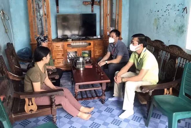 Lãnh đạo UBND phường Bãi Cháy đã đến nhà chị Chinh để xin lỗi.