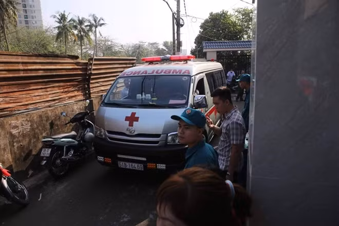 Xe cấp cứu tới hiện trường vụ cháy.