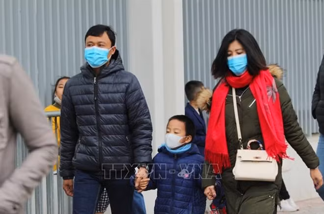 Lắng nghe lời khuyên từ các chuyên gia y tế để bảo vệ con trẻ khỏi dịch bệnh.