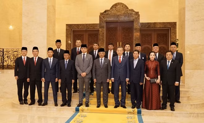 Bộ trưởng Tô Lâm và Đoàn đại biểu cấp cao Bộ Công an yết kiến Quốc vương Abdullah Sultan Ahmad Shah.