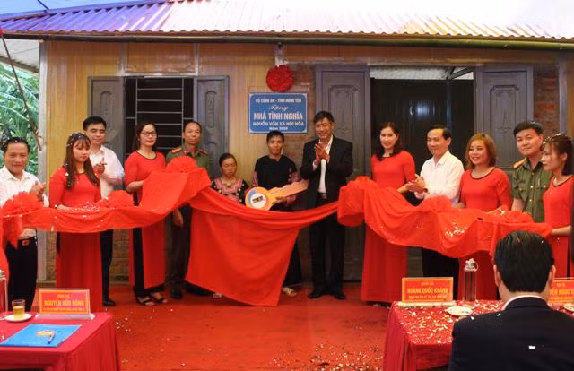 Các đồng chí lãnh đạo tỉnh uỷ, HĐND, UBND tỉnh Sơn La cắt băng khánh thành nhà ở hỗ trợ hộ nghèo.