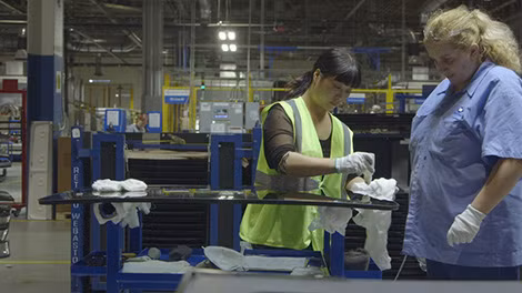 “Người châu Á chăm chỉ, người Mỹ thì lười biếng” (ảnh trong phim “American Factory”).