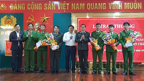 Lãnh đạo Công an tỉnh Nghệ An khen thưởng các đơn vị đạt thành tích xuất sắc.