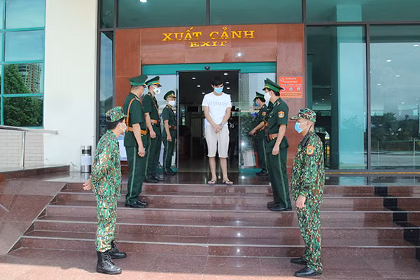 Các công dân được xếp hàng chờ xuất cảnh.