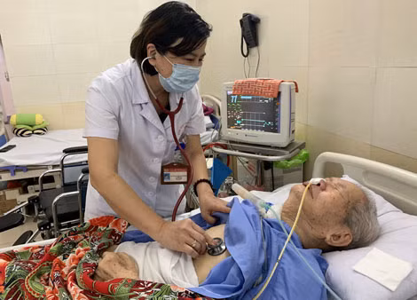 Hằng ngày, chị vẫn ân cần thăm khám, bắt bệnh cho bệnh nhân.