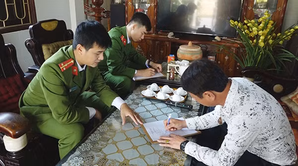 Công an xã Quang Phú hướng dẫn người dân, viết đơn tự nguyện giao nộp cá thể khỉ.
