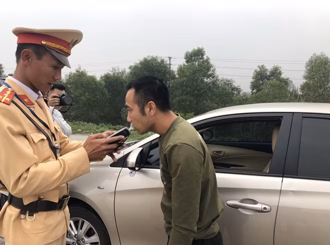 CSGT kiểm tra nồng độ cồn lái xe.