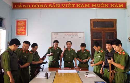 Đại úy Hà Tiến Dũng (thứ 4 từ phải sang).