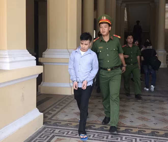Phạm Trung Hiếu rời khỏi tòa sau khi bị tuyên án