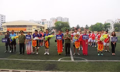 Các đồng chí lãnh đạo đại diện các đơn vị đã tặng Cờ lưu niệm, hoa cho các đội tham gia thi đấu giải bóng đá mi ni.