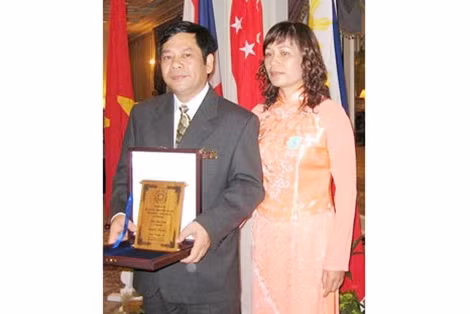 Nhà văn Cao Duy Sơn nhận giải thưởng Văn học Đông Nam Á.