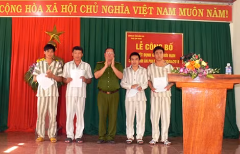Giám thị trại tạm giam – Công an tỉnh Đắk Lắk trao quyết định giảm hết án , tha tù cho 4 phạm nhân cải tạo tiến bộ.
