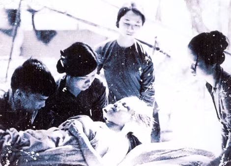 Bác sĩ Trương Xuân Liễu (thứ hai từ trái qua) cấp cứu bệnh nhân ở Bệnh viện Liên cơ Tân Biên - Tây Ninh năm 1974.