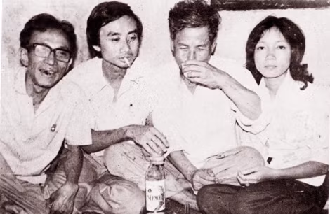 Nhà văn Nguyên Hồng (thứ 3 từ trái qua) uống rượu cùng nhà văn Kim Lân (ngoài cùng bên trái) và họa sĩ Nguyễn Thị Hiền.