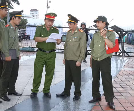 Lãnh đạo Công an TP Đà Nẵng chỉ đạo công tác bảo vệ ANTT tại điểm bắn pháo hoa. Lãnh đạo Công an TP Đà Nẵng chỉ đạo công tác bảo vệ ANTT tại điểm bắn pháo hoa.