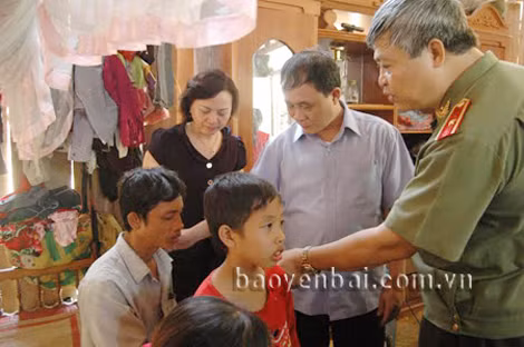Lãnh đạo tỉnh Yên Bái và Thiếu tướng Đặng Trần Chiêu, Giám đốc Công an tỉnh Yên Bái động viên gia đình nạn nhân. Ảnh: Báo Yên Bái.