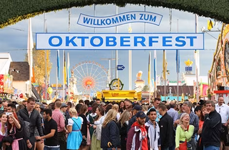 Lễ hội Oktoberfest thường niên là dịp để giới điệp viên Đức chiêu đãi đồng nghiệp nước ngoài.
