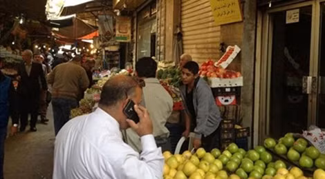 Một thiếu niên Syria (bên phải) được thuê bán hàng ở chợ trung tâm Amman.