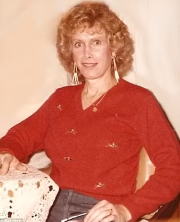 Walt Hayer chụp năm 1984, một năm sau khi phẫu thuật trở thành "Laura Jensen".