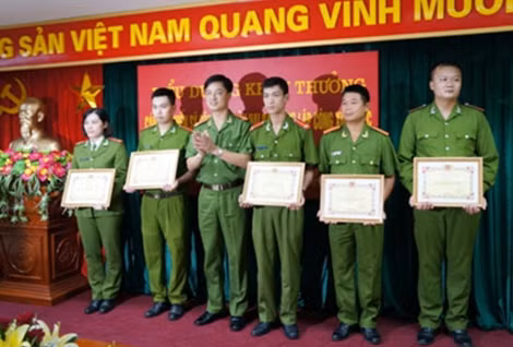 Đại tá Nguyễn Duy Ngọc - Phó Giám đốc Công an TP Hà Nội kiêm Thủ trưởng Cơ quan CSĐT trao giấy khen cho tập thể tham gia phá án.