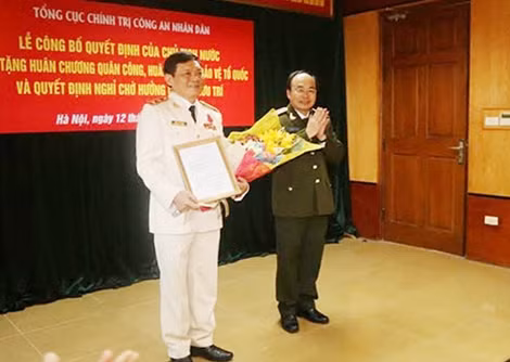 Thứ trưởng Bùi Quang Bền trao quyết định nghỉ chờ hưu cho Trung tướng Trần Văn Nhuận.
