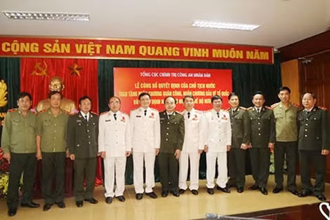 Thứ trưởng Bùi Quang Bền và các đại biểu dự buổi Lễ.