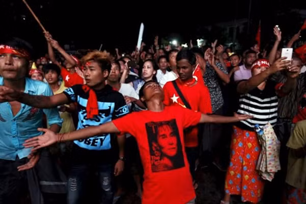 Những người ủng hộ đảng NLD ăn mừng trước chiến thắng của đảng này. Ảnh: AP.