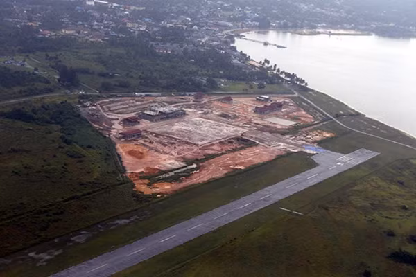 Đường băng trên quần đảo Natuna. Ảnh: Reuters.
