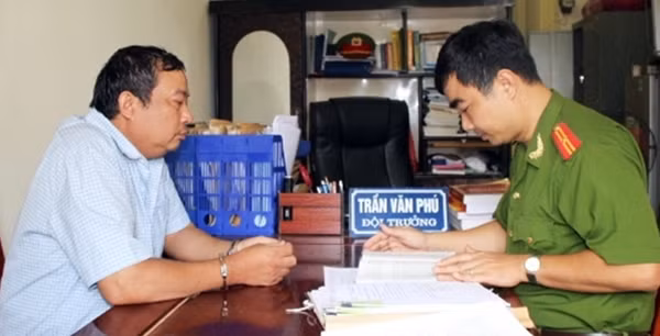 Đối tượng Nguyễn Văn Bính đang khai báo tại cơ quan Công an huyện Hưng Nguyên, Nghệ An. Ảnh CTV.