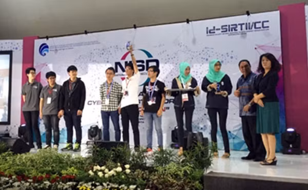 Đội Việt Nam 1 nhận cup Vàng Cyber Seagame 2015.