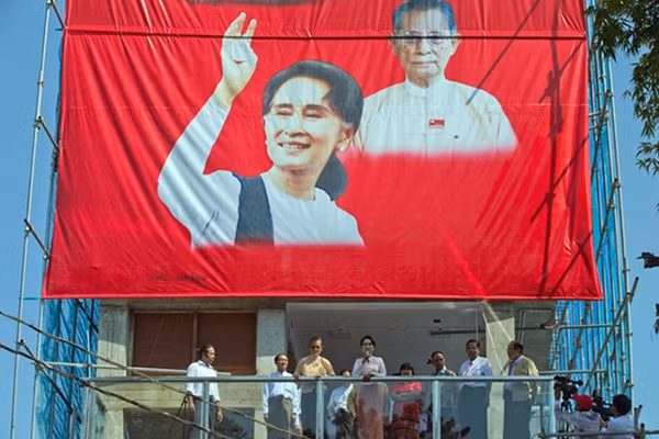 Bà Aung San Suu Kyi và các nhân vật cấp cao trong NLD đang phát biểu trước đám đông ủng hộ tại ban công của trụ sở Đảng ở thủ đô Yangon. Ảnh: AP.