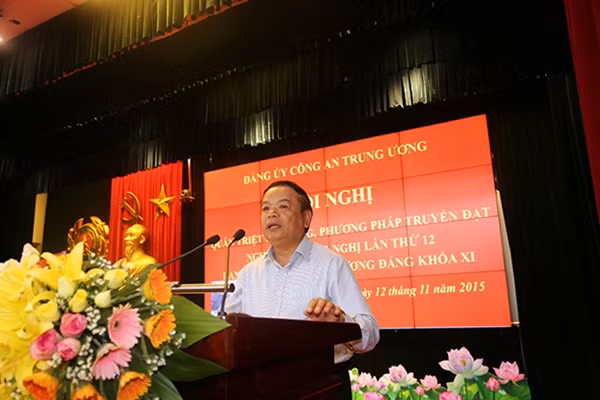 Đồng chí Mai Văn Ninh, UVTW Đảng, Phó trưởng Ban Tuyên giáo Trung ương truyền đạt Nghị quyết.