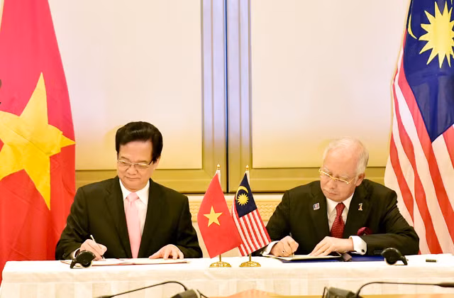 Thủ tướng Nguyễn Tấn Dũng và Thủ tướng Najib Rajak ký Tuyên bố về khuôn khổ Đối tác chiến lược Việt Nam-Malaysia. Ảnh: VGP. Thủ tướng Nguyễn Tấn Dũng và Thủ tướng Najib Rajak ký Tuyên bố về khuôn khổ Đối tác chiến lược Việt Nam-Malaysia. Ảnh: VGP.