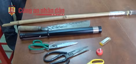 Lý Đại Cơ và số hung khí bị thu giữ.