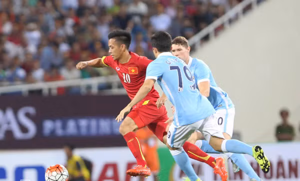 Văn Quyết đi bóng giữa các cầu thủ Man City. Ảnh: VNE.