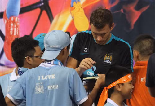 Sự kiện Man City đến Việt Nam được đăng tải khá nhiều trên các mặt báo Anh. .Ảnh: VNE.