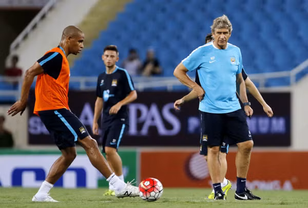 HLV Pellegrini chỉ đạo các cầu thủ Man City tập luyện. Ảnh: VNE.