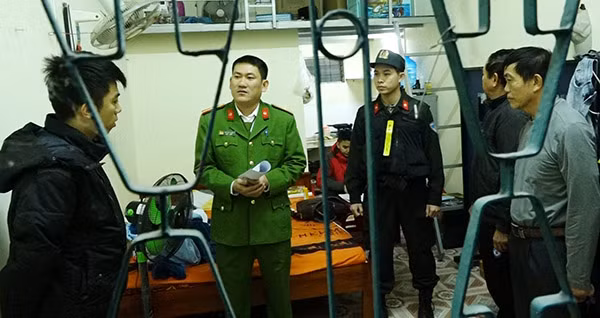 10 tổ công tác với hơn 100 cán bộ, chiến sỹ đồng loạt kiểm tra hành chính, khám xét khẩn cấp 10 điểm là nơi ở của các đối tượng cho vay lãi nặng, tại các địa bàn thành phố Đồng Hới, huyện Bố Trạch và thị xã Ba Đồn.
