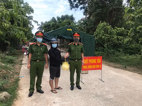 Tiệm Bánh mì Thái Bình, xã Thạch Trung (TP Hà Tĩnh) đã tặng bánh mì và một số thực phẩm thức ăn nhanh để hỗ trợ cho lực lượng làm nhiệm vụ đã thực sự gây xúc động cho nhiều cán bộ, chiến sỹ. Qua đó, góp phần động viên, tạo động lực cho các lực lượng tuyến đầu chống dịch.