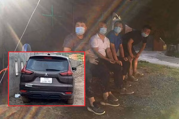 Chiếc ô tô chở người nhập cảnh trái phép (ảnh nhỏ) và 4 người Trung Quốc bị cơ quan chức năng Quảng Bình phát hiện, tạm giữ. Chiếc ô tô chở người nhập cảnh trái phép (ảnh nhỏ) và 4 người Trung Quốc bị cơ quan chức năng Quảng Bình phát hiện, tạm giữ.