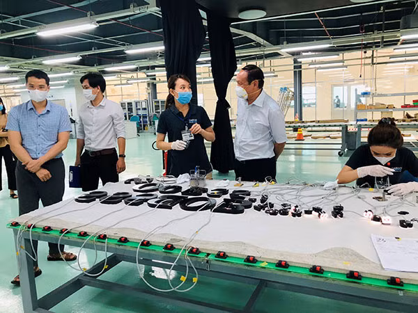 Lực lượng chức năng tỉnh Đồng Nai kiểm tra công tác phòng, chống dịch tại một doanh nghiệp.