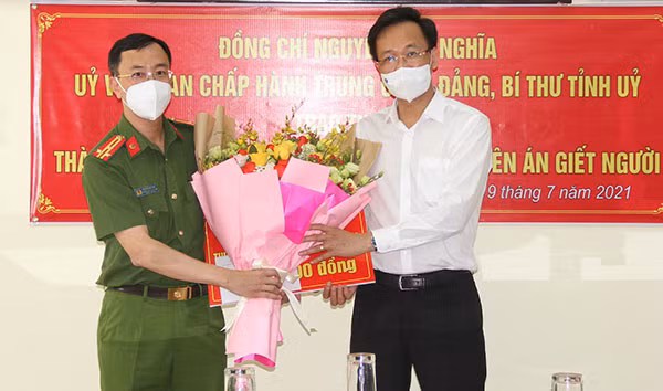 Đồng chí Nguyễn Hữu Nghĩa trao thưởng tặng các đơn vị xuất sắc.