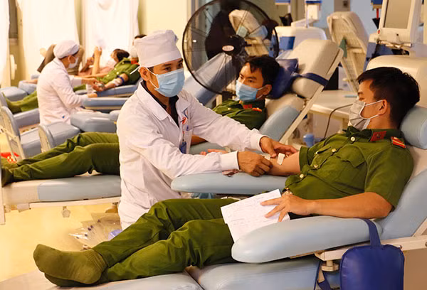 Cán bộ, chiến sĩ hiến máu tình nguyện.