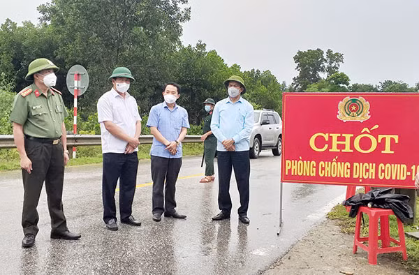 Lãnh đạo tỉnh và Giám đốc Công an tỉnh Hà Tĩnh động viên động viên lực lượng làm nhiệm vụ tại Hương Sơn.