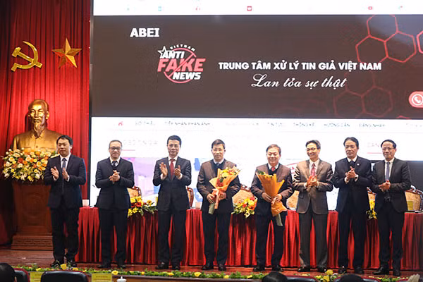 Phó Thủ tướng Vũ Đức Đam và các đại biểu khai trương Cổng thông tin tiếp nhận phản ánh và công bố tin giả.