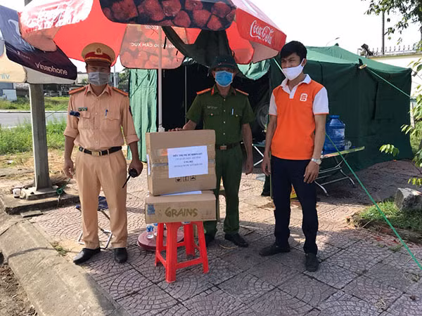 Cũng trong chiều 6/6, Siêu thị Mẹ&Bé Bibimart, số 120 Xuân Diệu (TP Hà Tĩnh) đã trao tặng các chốt phong tỏa 50 chai dung dịch nước sát khuẩn...