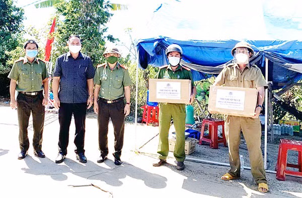 Đại tá Phan Thanh Tám – Giám đốc Công an tỉnh Phú Yên trao quà tại một chốt kiểm soát dịch COVID-19 ở huyện Sông Hinh.