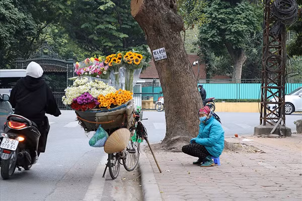 Trong thời tiết lạnh giá, cuộc sống của người lao động, người bán hàng rong... vẫn diễn ra như bình thường. Ảnh: CTV.